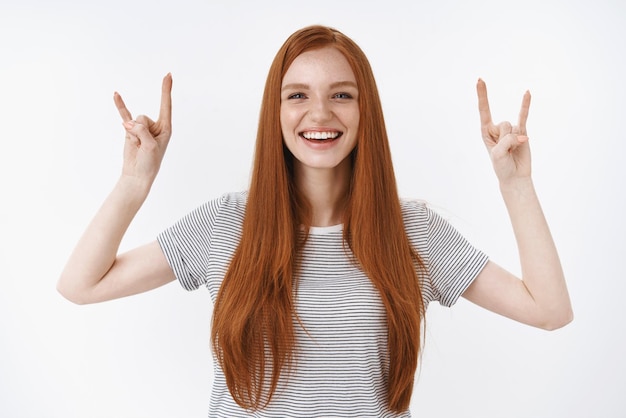 Yeah girl power we rock Affascinante divertente divertito ragazza zenzero lunghi capelli rossi sorridente stupito divertiti ridere spettacolo rocknroll heavy metal gesto goditi eccitante buona musica concerto festa amici