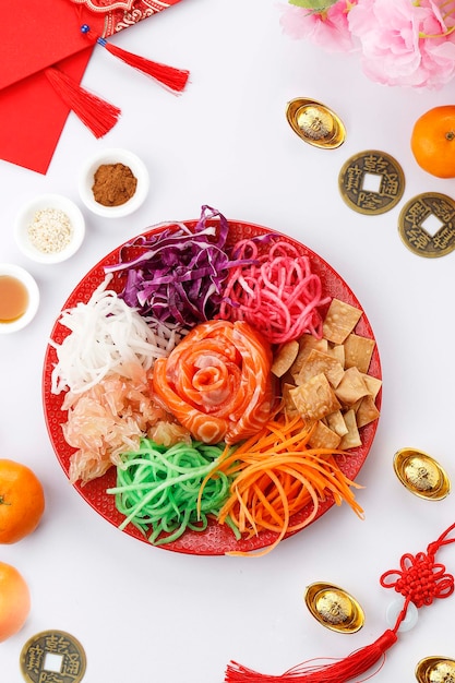 Yee Sang Yusheng Lo Hei o Lou Sang è un'insalata di pesce crudo in stile cantonese