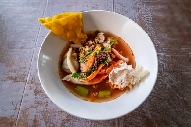 Yen Ta Fo Noodle Zuppa di noodle rosa con zuppa di pesce e salsa rosa rossa Yen Ta Fo è uno dei popolari street food in Thailandia