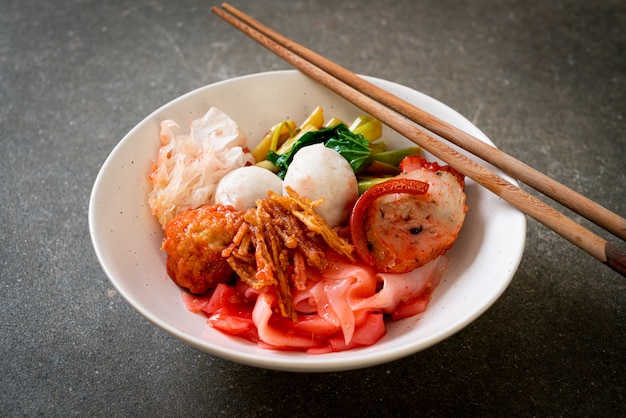 (Yen-Ta-Four) - Tagliatella secca in stile tailandese con tofu assortito e palla di pesce in zuppa rossa