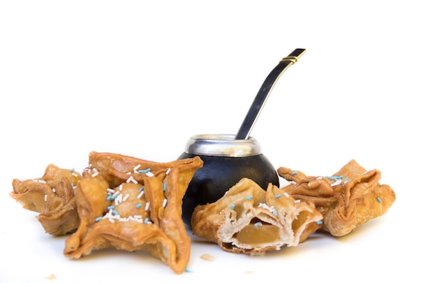 Yerba mate e pasticcini fritti simboli della tradizione argentina