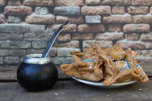 Yerba mate e pasticcini fritti simboli della tradizione argentina