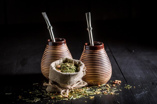 Yerba mate piena di sapore con zucca e bombilla