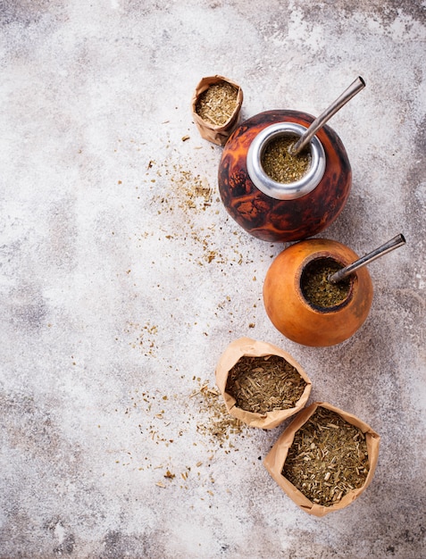 Yerba mate tea con calabash e bombilla.