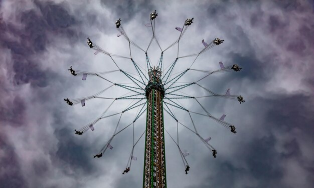 Yo yo carnevale ridel su sfondo con cielo nuvoloso Oktoberfest Baviera Germania