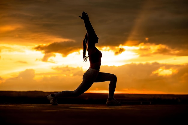 Yoga al tramonto. Bella siluetta della ragazza di yoga al tramonto.