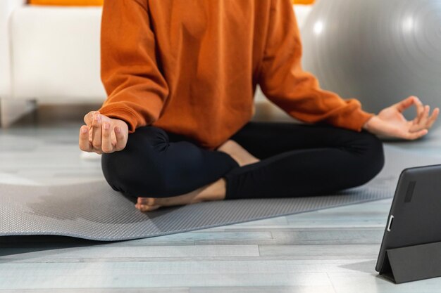 Yoga consapevolezza meditazione donna mani nel mento mudra gesto ragazza africana che pratica yoga a casa