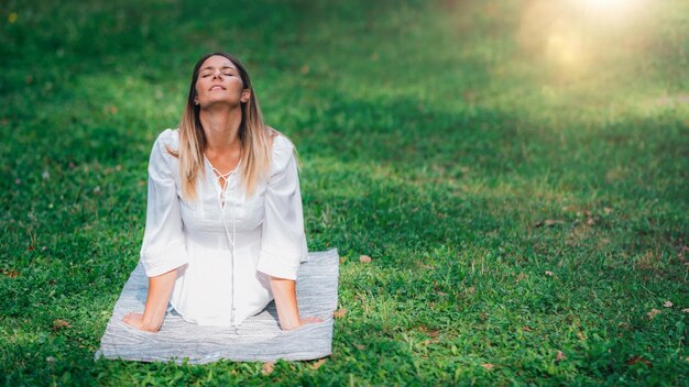 Yoga dalla posizione del cobra del lago