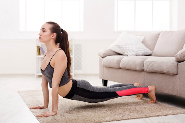 Yoga della donna che allunga a casa