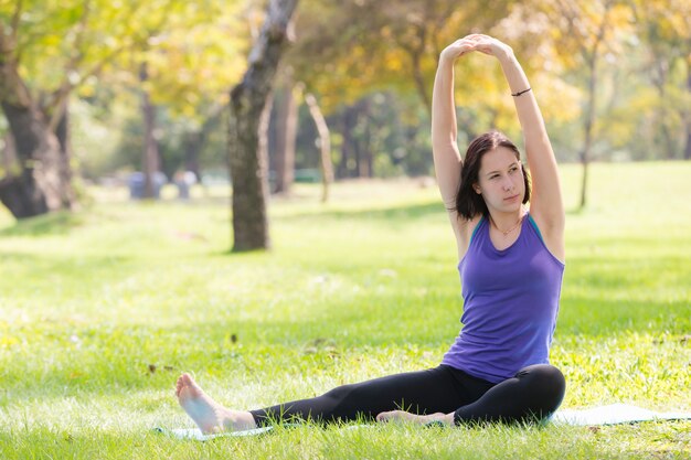 yoga della ragazza in parco