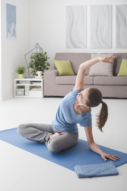 Yoga di pratica della donna a casa