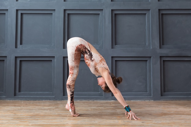 Yoga di pratica della giovane donna attraente