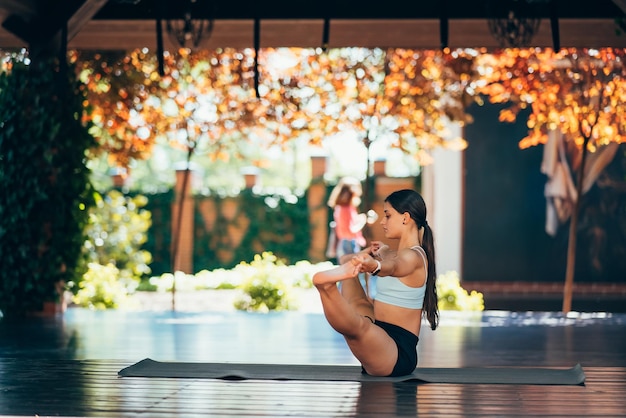 Yoga di pratica della giovane donna esegue un esercizio