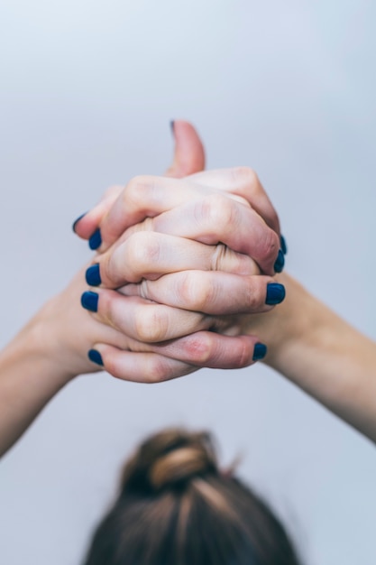 Yoga di pratica della giovane donna nello studio