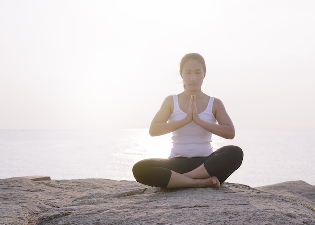 Yoga di pratica della giovane donna