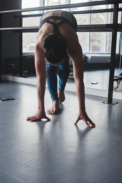 Yoga. Donna che fa esercizi in palestra