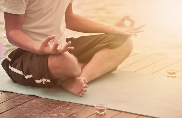 Yoga e meditazione nel parco estivo