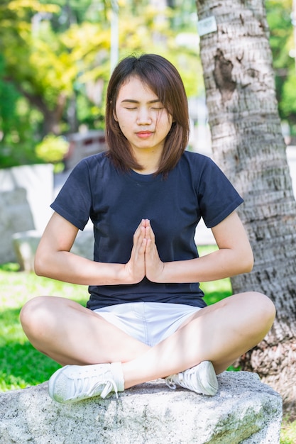 Yoga e seduta teenager asiatiche