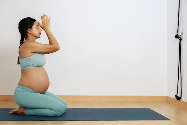 Yoga in gravidanza La giovane donna pratica yoga e pilates a casa