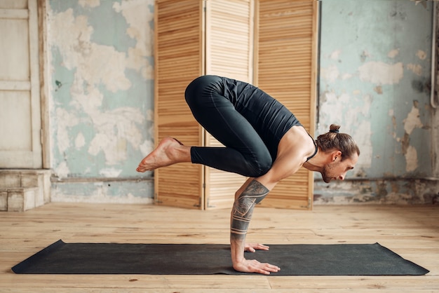 Yoga in piedi sulle mani, equilibrio e press training