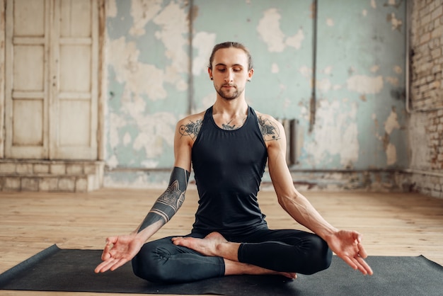 Yoga maschile, meditazione in posizione asana