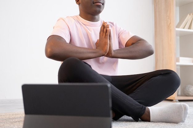 Yoga online calmo uomo nero pratica domestica tranquilla