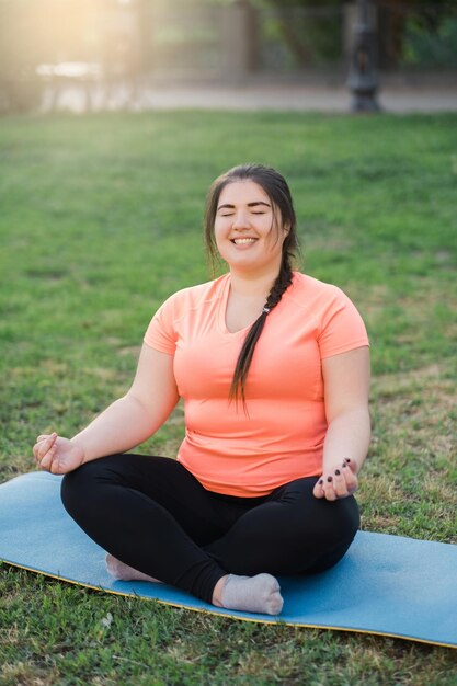 Yoga praticante armonia equilibrio donna obesa parco