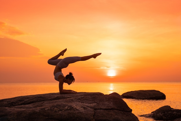 Yoga ragazza pratica Yoga sulla spiaggia Alba mattina giorno