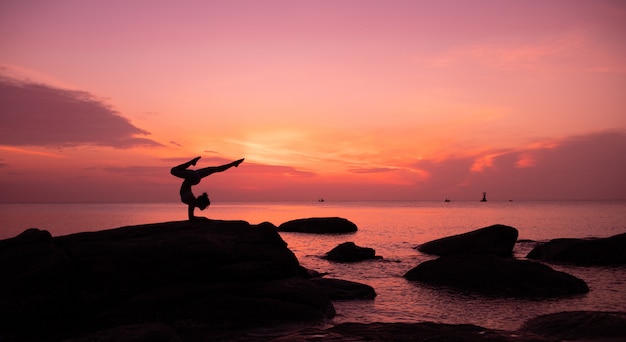 Yoga ragazza pratica Yoga sulla spiaggia Alba mattina giorno