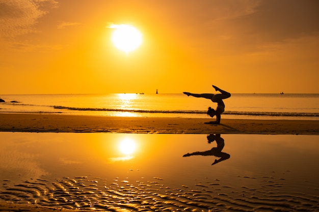 Yoga ragazza pratica Yoga sulla spiaggia Alba mattina giorno