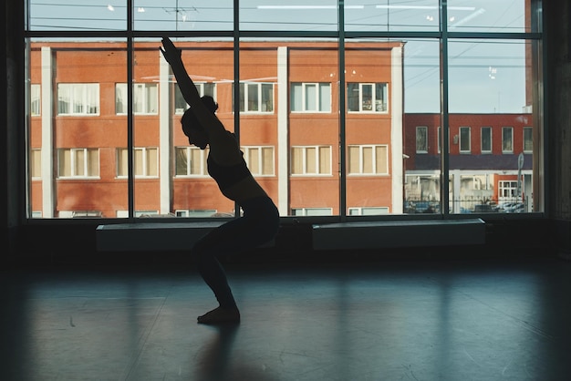 Yoga. Sagoma di donna che fa pose