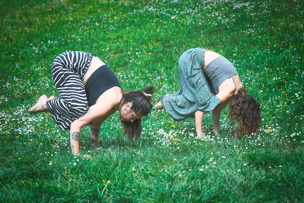 Yoga sportivo con coppia femminile