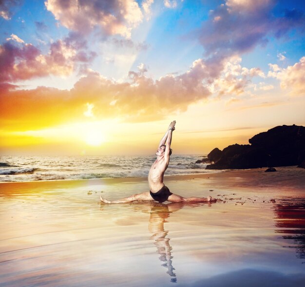 Yoga sulla spiaggia