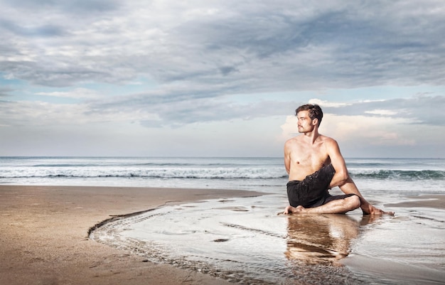 Yoga sulla spiaggia