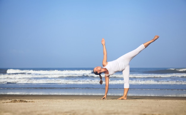 Yoga vicino all'oceano in India