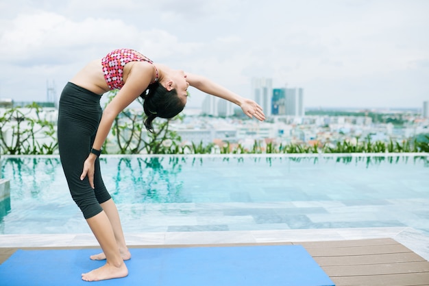 Yoga vicino alla piscina