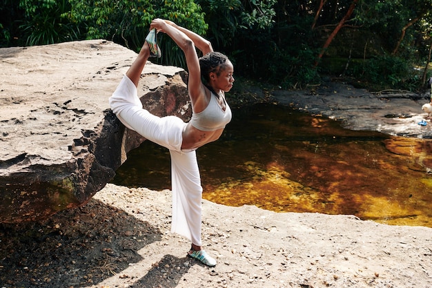 Yogi che fa esercizio di stretching