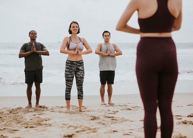 Yogi che si godono una sessione di yoga sulla spiaggia