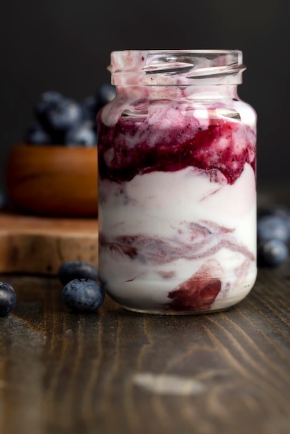 Yogurt a base di latte al gusto di mirtillo