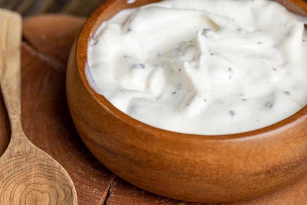 Yogurt a base di panna con l'aggiunta di pezzetti di cioccolato e briciole