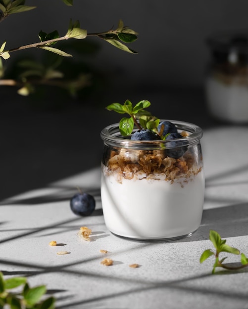 Yogurt ai frutti di bosco in terrazza