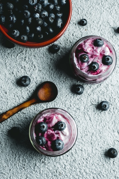 Yogurt ai mirtilli fatto in casa in ciotole di vetro, colazione sana,