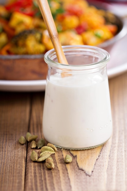 Yogurt al cardamomo