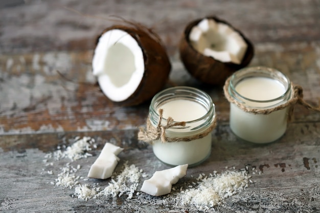 Yogurt al cocco Alimento vegano. Cocco e scaglie di cocco.