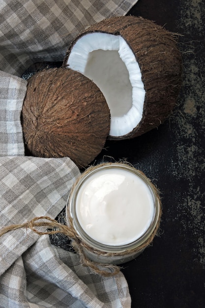 Yogurt al cocco e cocco. Yogurt vegano Dieta Keto.