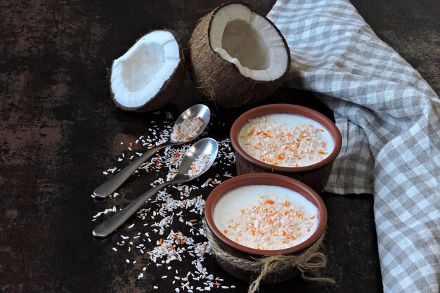 Yogurt al cocco fatto in casa. Probiotici. Colazione Keto. Dieta Keto.