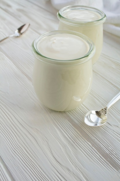 Yogurt al latte naturale in vasetti di vetro