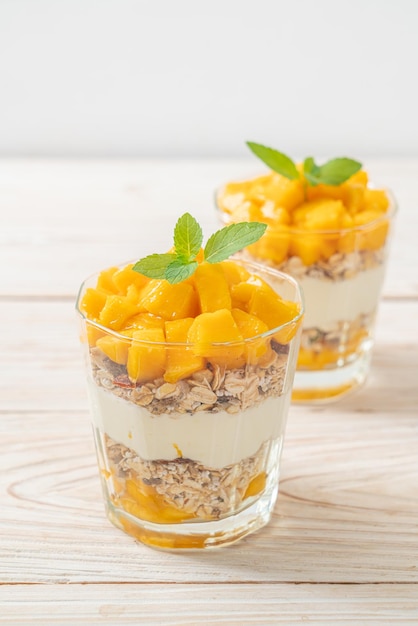 yogurt al mango fresco con muesli in vetro - stile di cibo sano