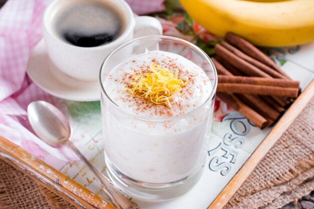 Yogurt alla banana e miele per una sana colazione