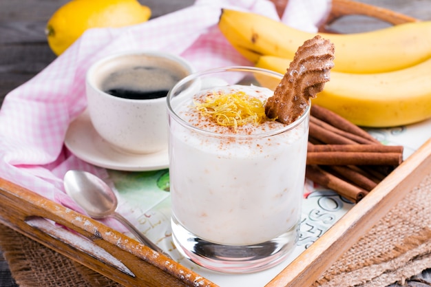 Yogurt alla banana fresca, delizioso dessert per una sana colazione